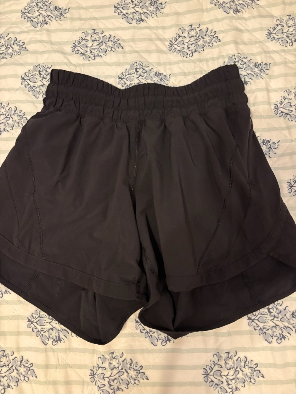lululemon Black High Rise Hotty Hot Shorts Size 4, 4” inseam